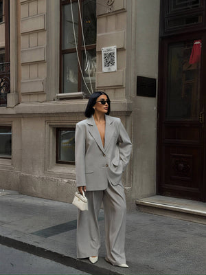 Eleganten dvodelni hlačni kostim oversize kroja – Svetlo siva