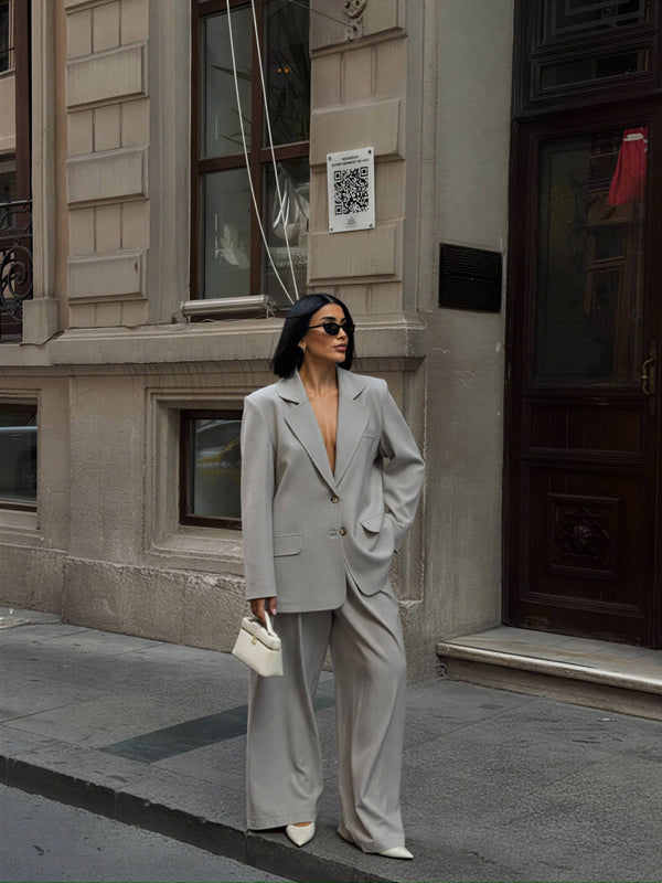 Eleganten dvodelni hlačni kostim oversize kroja – Svetlo siva