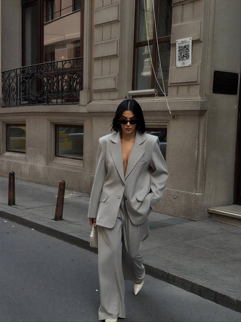 Eleganten dvodelni hlačni kostim oversize kroja – Svetlo siva