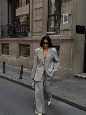 Eleganten dvodelni hlačni kostim oversize kroja – Svetlo siva