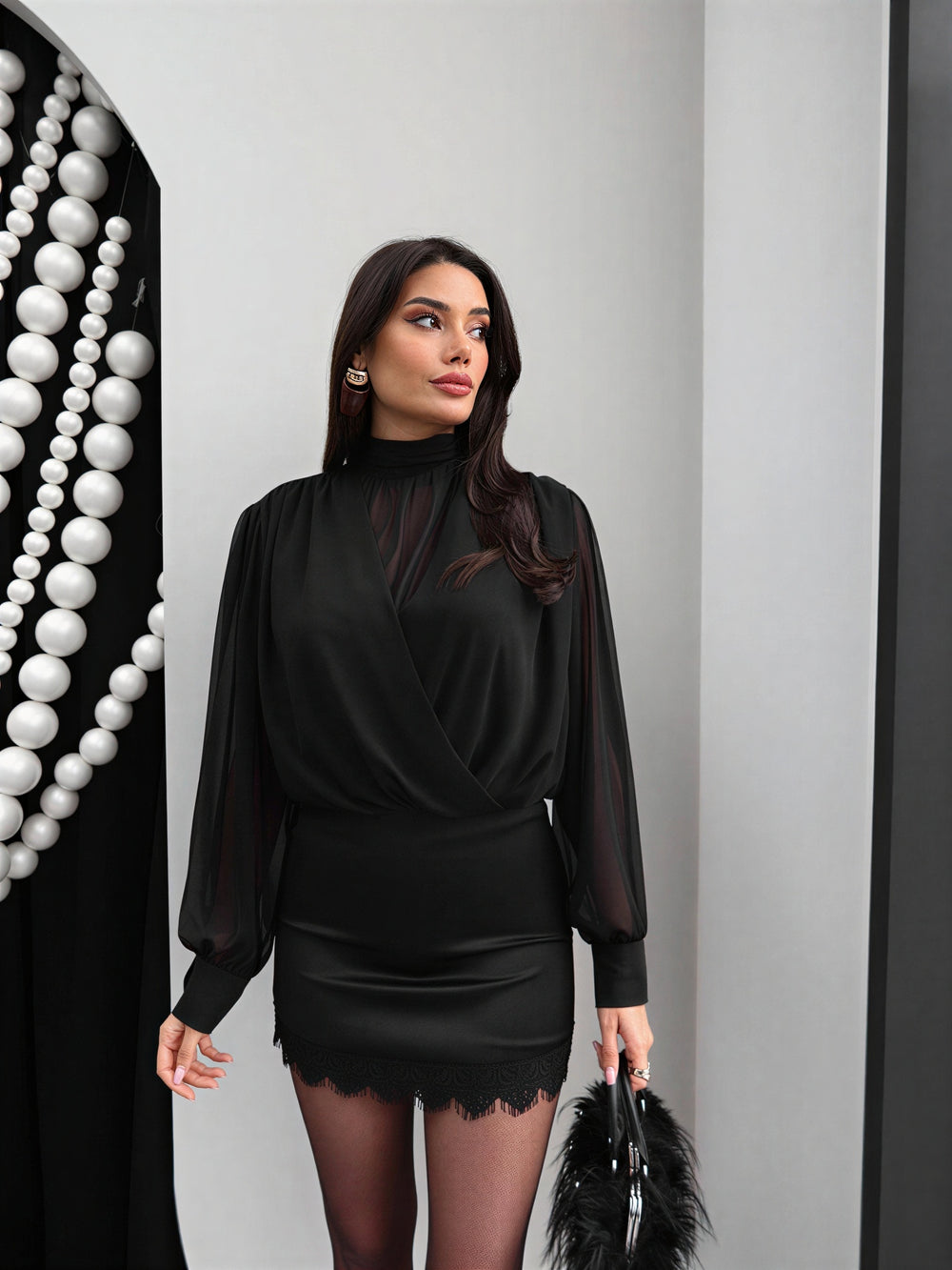Elegantna draperirana bluza s prosojnimi rokavi – Črna