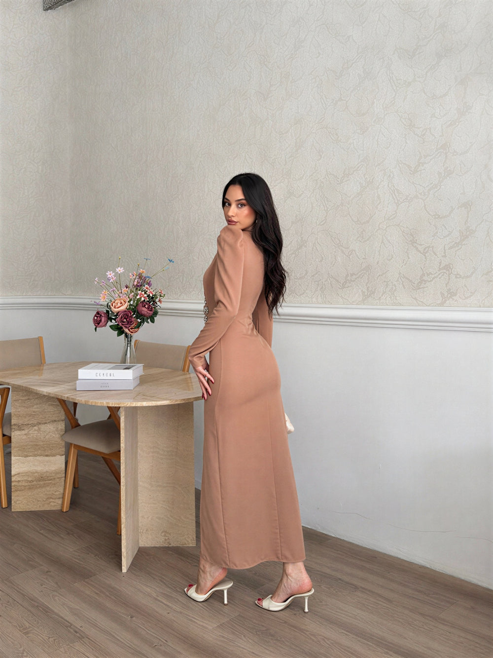 Elegantna midi haljina na preklop s kristalnim detaljima – Moka smeđa