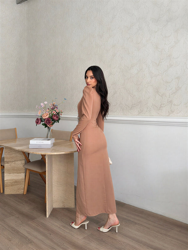 Elegantna midi obleka na preklop s kristalnimi detajli – Moka rjava