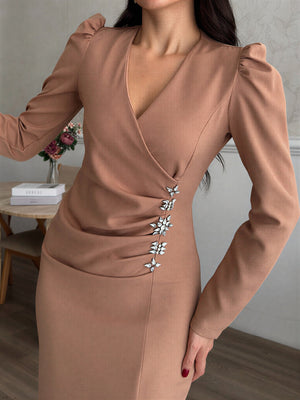 Elegantna midi obleka na preklop s kristalnimi detajli – Moka rjava