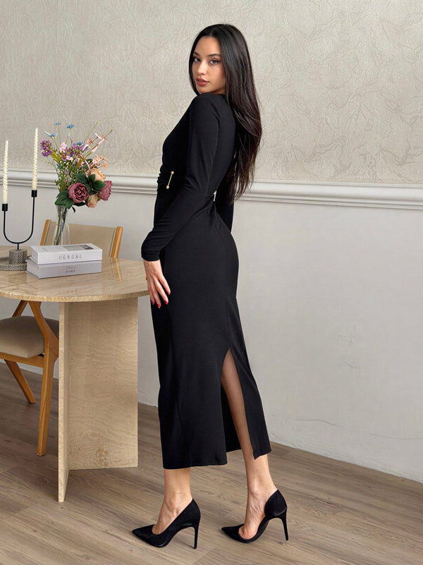 Elegantna oprijeta midi obleka na preklop z zlato zaponko – Črna