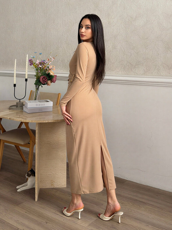 Elegantna oprijeta midi obleka na preklop z zlato zaponko – Bež