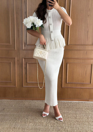 Beli pleten peplum komplet z bleščečimi gumbi Sofia